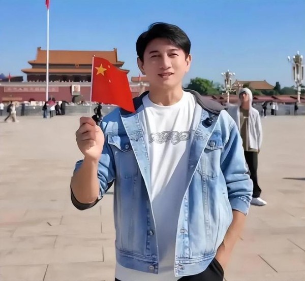 吴奇隆因举旗被取消活动，网友质疑其立场，吴奇隆：不赚钱也这样