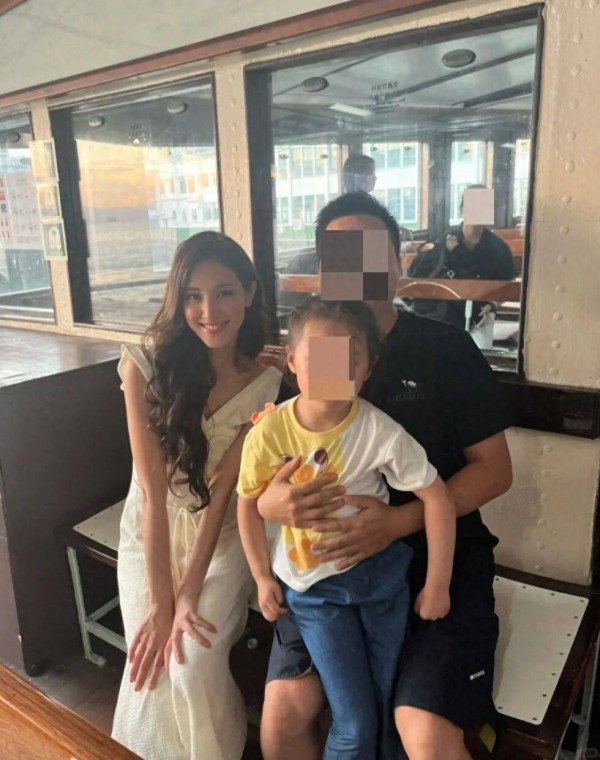 TVB前港姐穿白裙搭渡轮被偶遇,合照笑容灿烂,曾因带孩子引争议