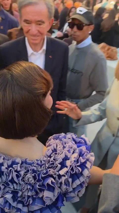Lisa秀场人气可见一斑：排着队挨个进行贴面礼，每个人都乖乖在等着