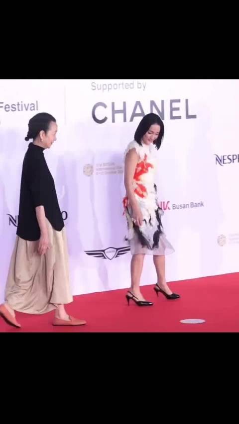 周迅奚美娟釜山同框，灵气端庄惊艳亮相
