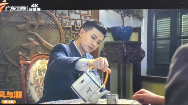 哇,《风与潮》这个倒茶镜头氛围感拉满任嘉伦贤哥大背头造型太有味道了!
