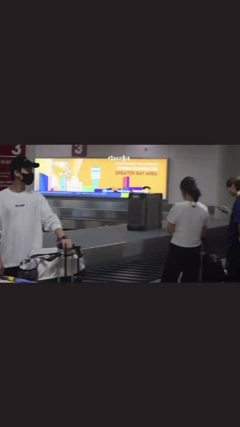林高远王曼昱机场同框,默契互动小剧场太甜