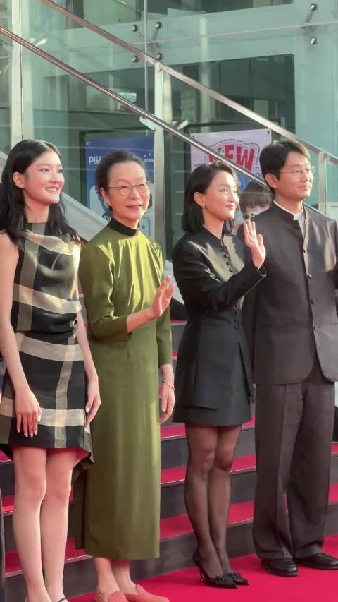 周迅奚美娟自然衰老好美,周迅好美啊,奚美娟也很和蔼!