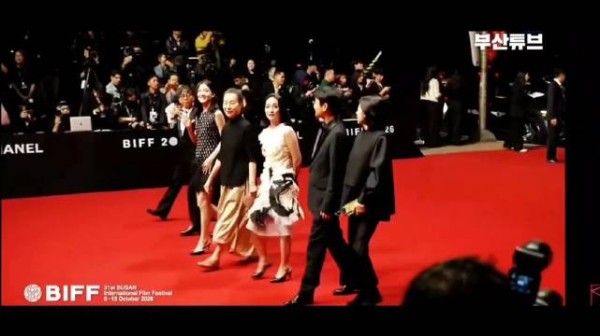 周迅 奚美娟亮相釜山电影节 大气又美!周迅香奈儿长公主 这身高定很有气质