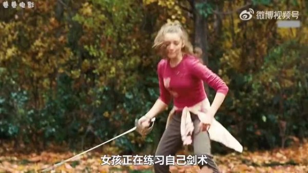 女孩对着空气练习剑术，竟然砍出绿色的鲜血
