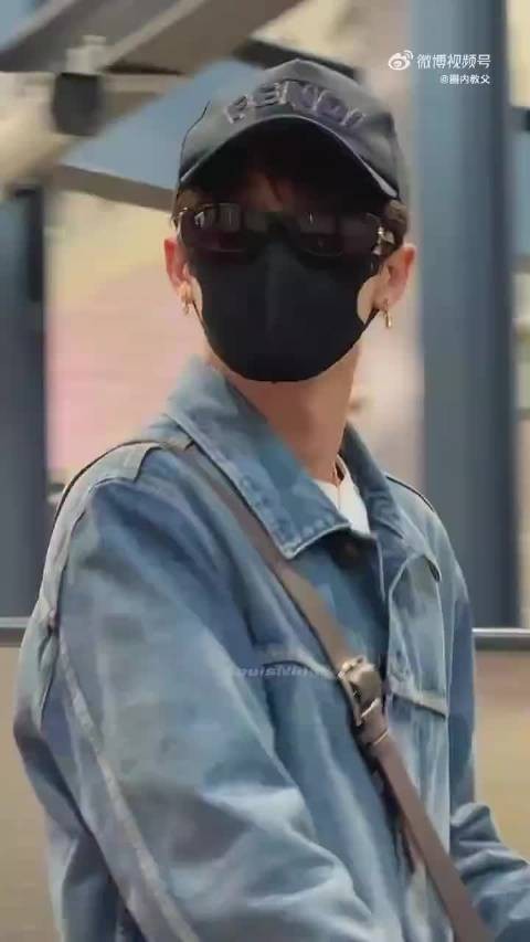 檀健次米兰机场出发回国,牛仔造型清爽时髦