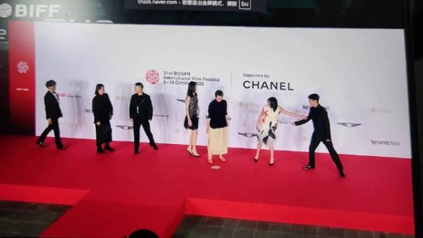 谁懂!釜山电影节红毯直接整活,每位到场演员都拥有专属AI入场BGM!