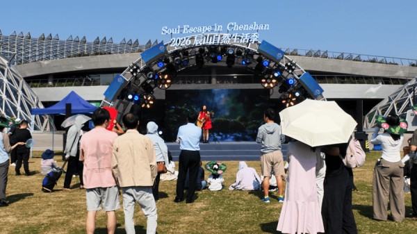 这个国庆假期,公园草地上、历史建筑里随处遇见美好