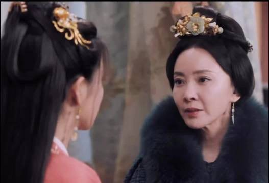 白鹿离开于正后齐肩碎花裙配洞洞鞋,短发显国际范