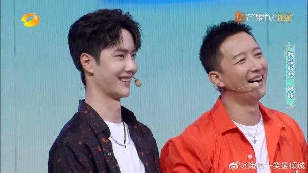 赵丽颖可爱到犯规！无实物表演笑翻全场，王一博看她一脸宠溺
