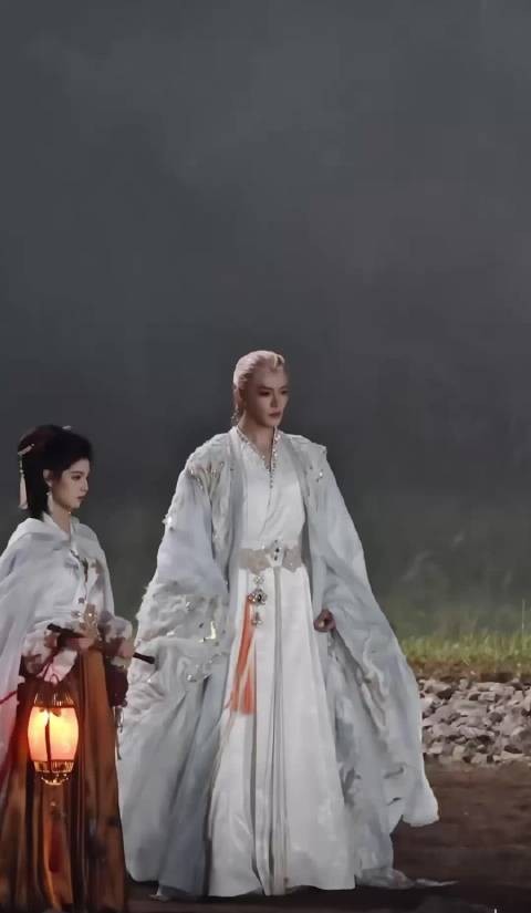 小四的剧服道化真精致的别具一格,还蛮惊艳的