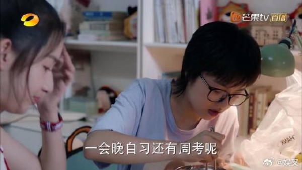 妙妙一起分享晚餐 小琪带的寿司,差点被同学拆穿是外卖