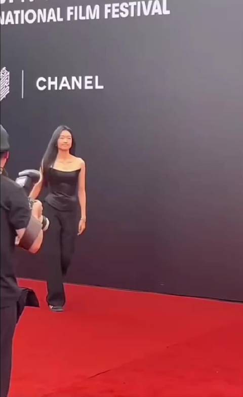 孙千走红毯这段真的很像千颂伊,内娱有自己的全智贤