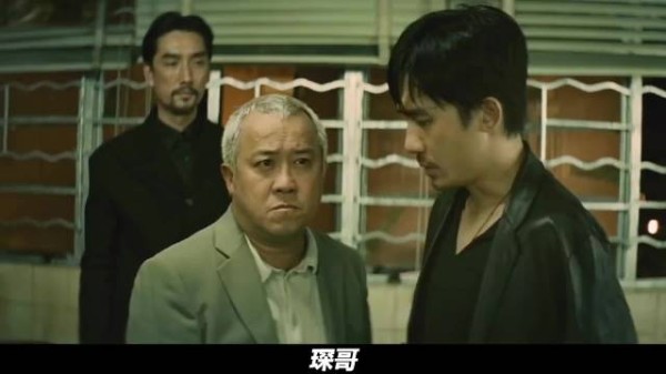 “黑老大怀疑手下是内鬼,但砸开石膏却傻眼了”