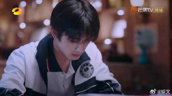 凌霄辅导妹妹学习，妈妈感到欣慰，心里十分高兴