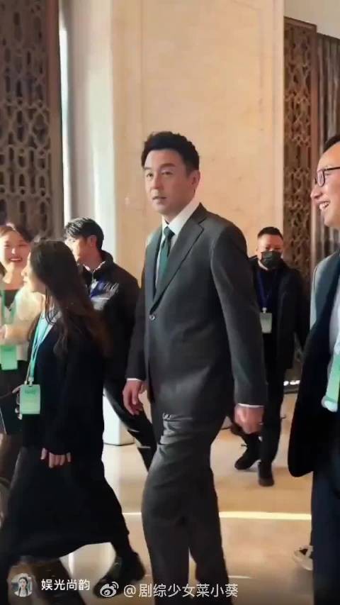 被雷佳音的反差惊艳到,生活里自在随性,西装一穿板正有型,帅得很有味道