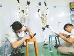 “我当上了机器人维修工”:新时代极客在方寸调校间见证AI产业新生