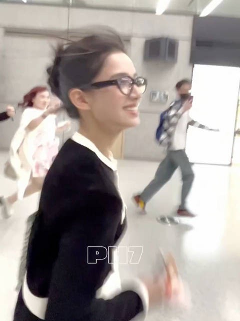 张婧仪 跑起来画面那么模糊但就是好美啊！