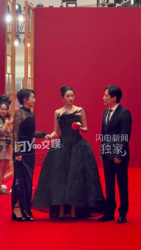 关晓彤捧烟台大苹果走飞天红毯