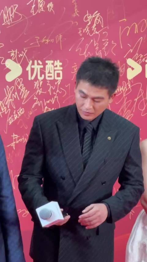 欧豪今日身穿深蓝色条纹西装亮相飞天奖颁奖典礼红毯,一起来看看吧