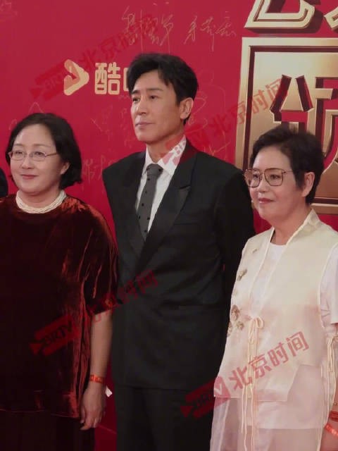 于和伟一身黑色西装出席飞天奖红毯