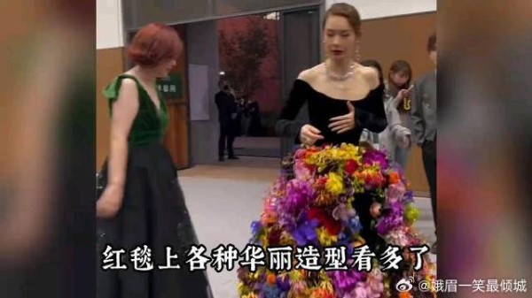 戚薇走红毯被质疑耍大牌?为了记忆点穿32斤裙子,却无法自行走路!
