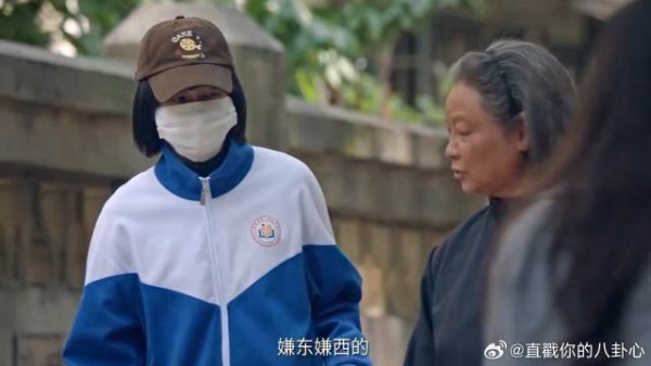 奶奶非要拉着齐时捡废品,齐时全副武装戴口罩,生怕被同学认出