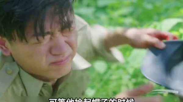 男人行军时被什么绊倒了,却意外发现遍地都是队友的尸体
