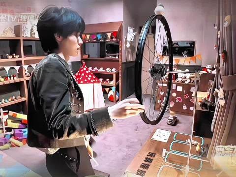 谁懂啊!张真源真的是慕强批天菜,玩车轮游戏时预判小球落点…