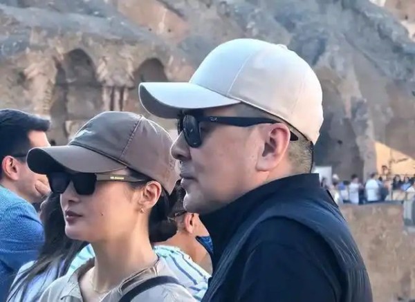 陈建斌蒋勤勤结婚近 20 年！逛环球影城瘫婴儿车，毫无明星包袱！