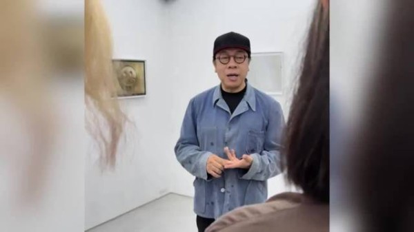 蔡康永发17字回应出柜网友耐人寻味，拒绝明确立场清空微博取消关注