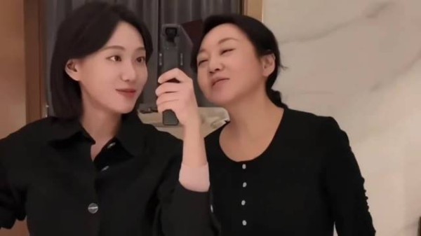 闫妮女儿出席公开活动，28岁邹元清身材优越，长相随妈妈自带微醺感