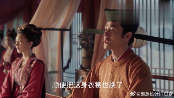 两位妃子比赛梳头，宠妃把所有珠宝戴头上，皇上无语：宠了个无脑