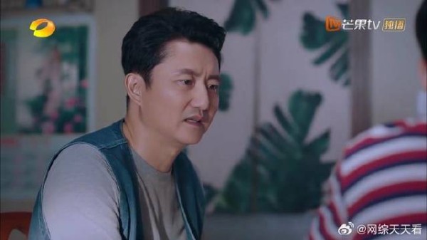 子秋万般无奈，决定出国留学，李爸万般不舍