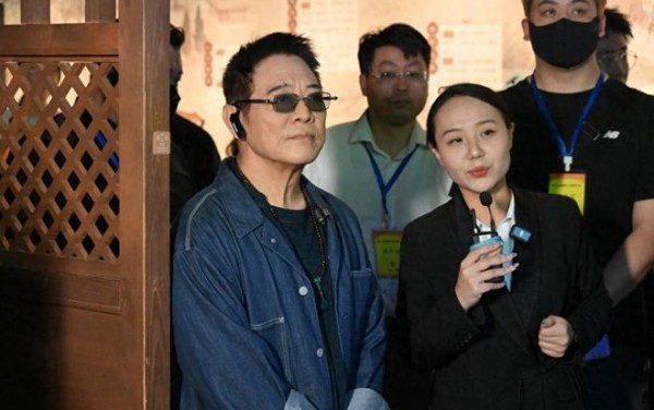 钱再多有什么用？李连杰2周熬白头、甲亢容貌大变，帮不了小女儿