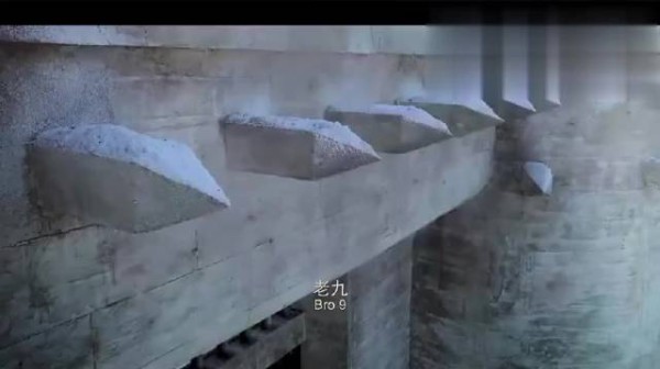 很细节啊,老八摸了一下枪管,被烫的缩了下手