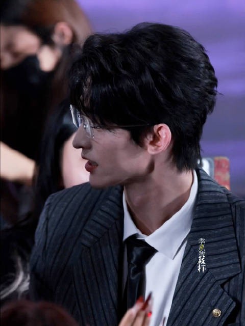 Let’s 感受无框眼镜+西装的男主能量