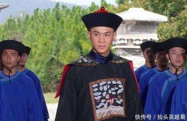 秦桧后人考上状元，经过岳飞坟墓时作了两句诗，被后人称赞不已
