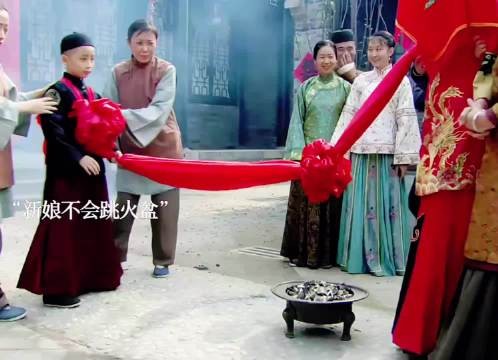 这么小就知道护媳妇了,没想到宋佳还演过这么猎奇的剧