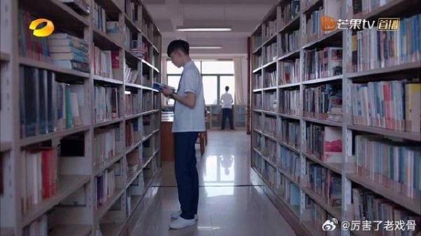 学渣跟踪学霸 照搬学霸看书，奈何看不懂