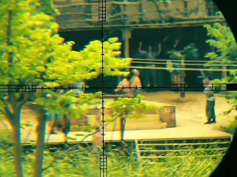 营救小队摸到敌人老巢发现地雷,队长临危制定强攻方案