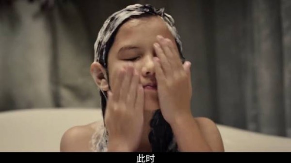 小女孩打伞的时候离奇的发现有一个人影,外国恐怖片