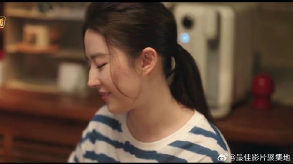 闺蜜真心记挂红豆身体 怕她伤了肠胃，劝她不要喝酒伤身