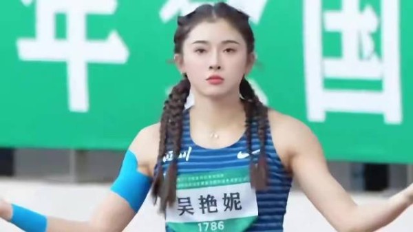 吴艳妮粉裙短发造型火出圈!大长腿配恨天高，跨栏猛将秒变“女王”
