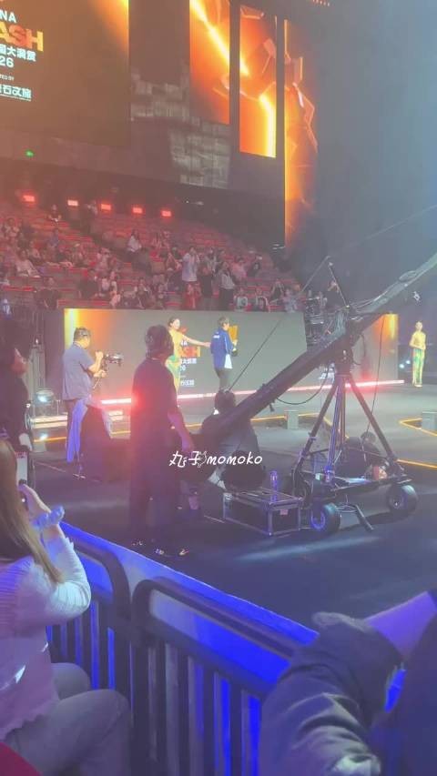男单和女单冠军合照，两人面无表情王曼昱 松岛辉空