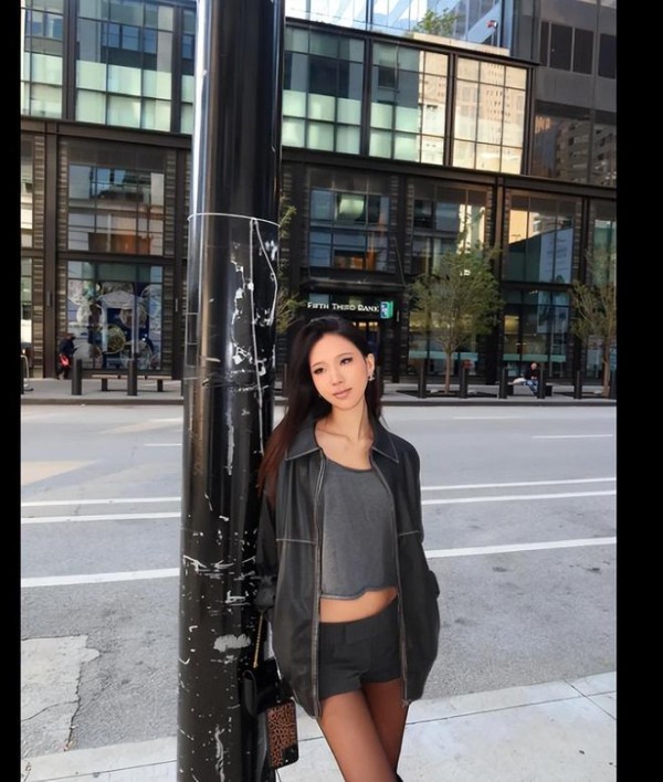 小S女儿许曦文晒海外照片，气质不凡，形似姨妈大S!