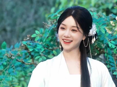 作者果然爱女 总是把女主打扮美美的