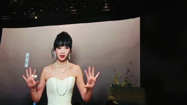 灿灿为她大姐精心录制的祝福视频，笑到停不下来！