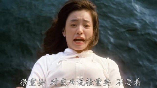 女人假意跳江不料发生意外，消防员及时将她拉住
