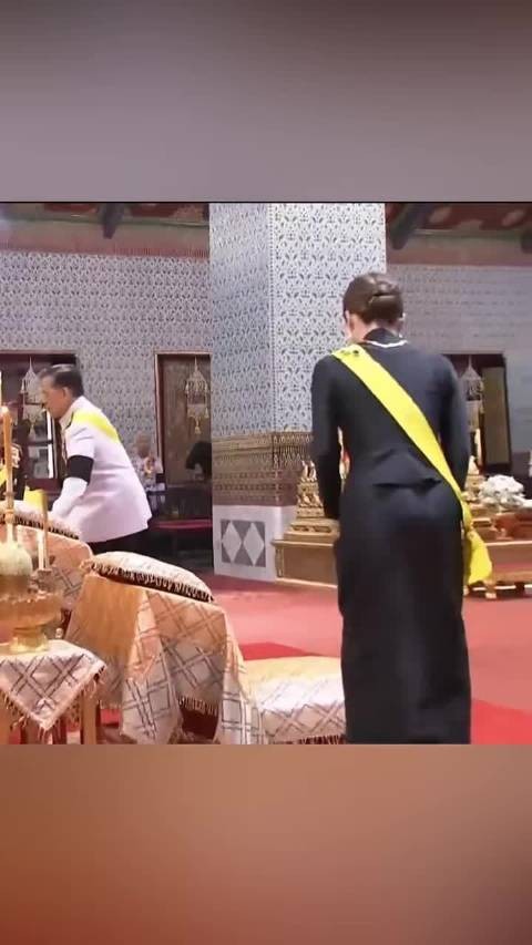 苏提达王后的屈膝礼完美，动作标准气质高贵 泰国王室